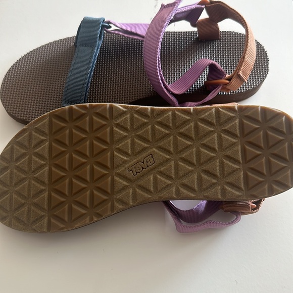 Brand new, never worn Teva sandals! Size:10 - Picture 2 of 4